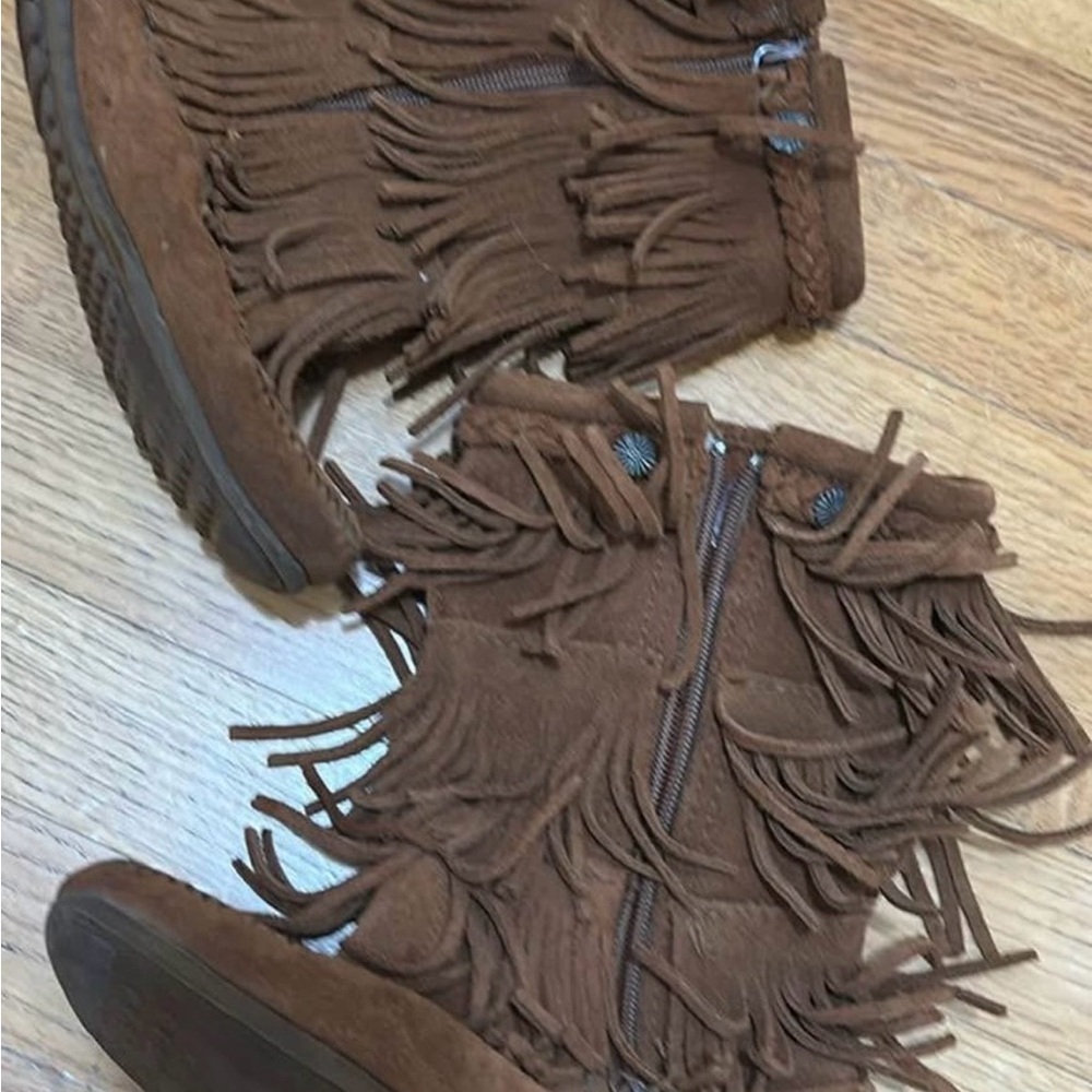 Kids size 3, MINNETONKA Fringe Fashion Boot
